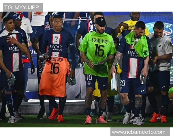 内马尔与众多足球明星亲密合影展现友谊与激情的瞬间